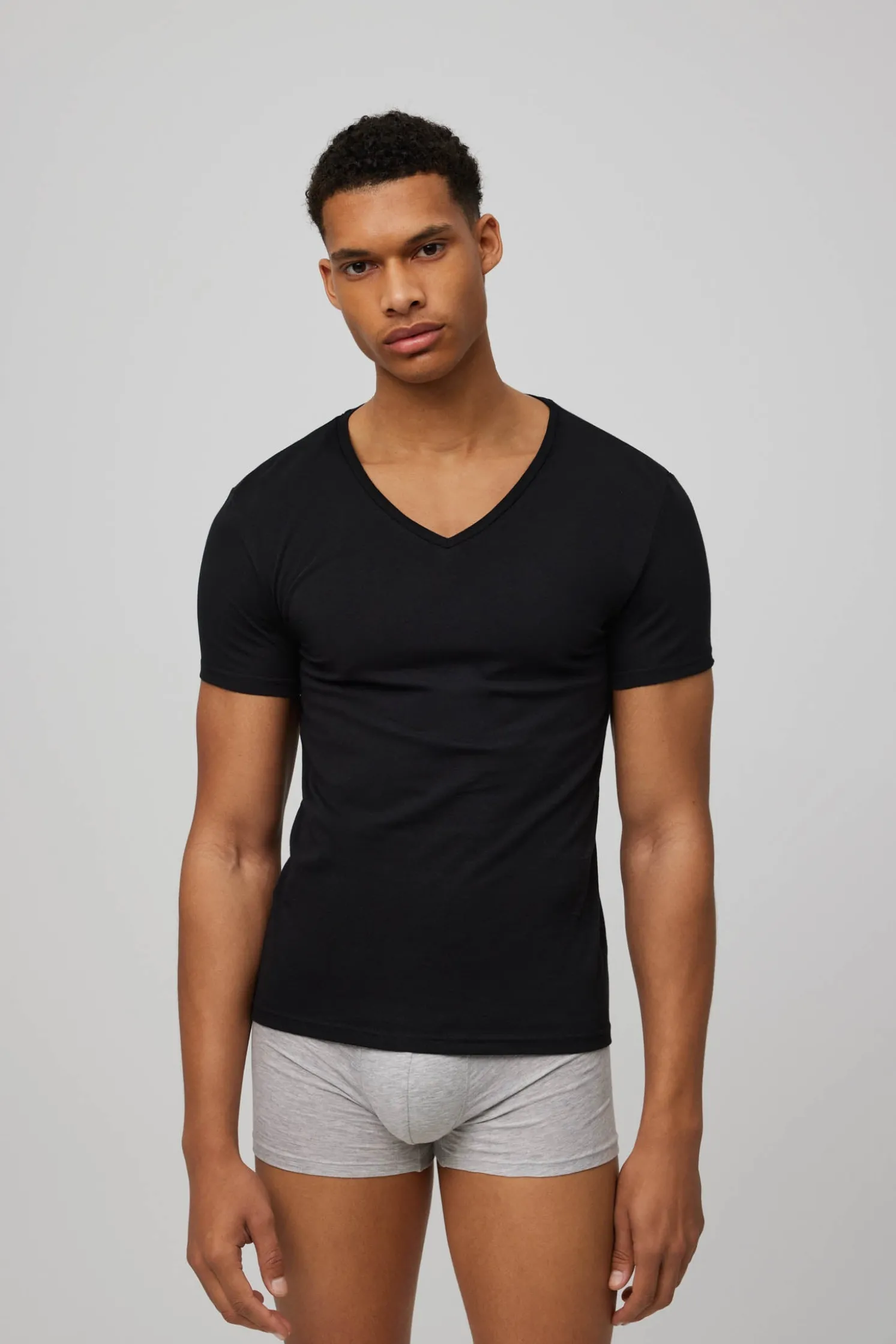 Camiseta interior manga corta cuello pico negro
