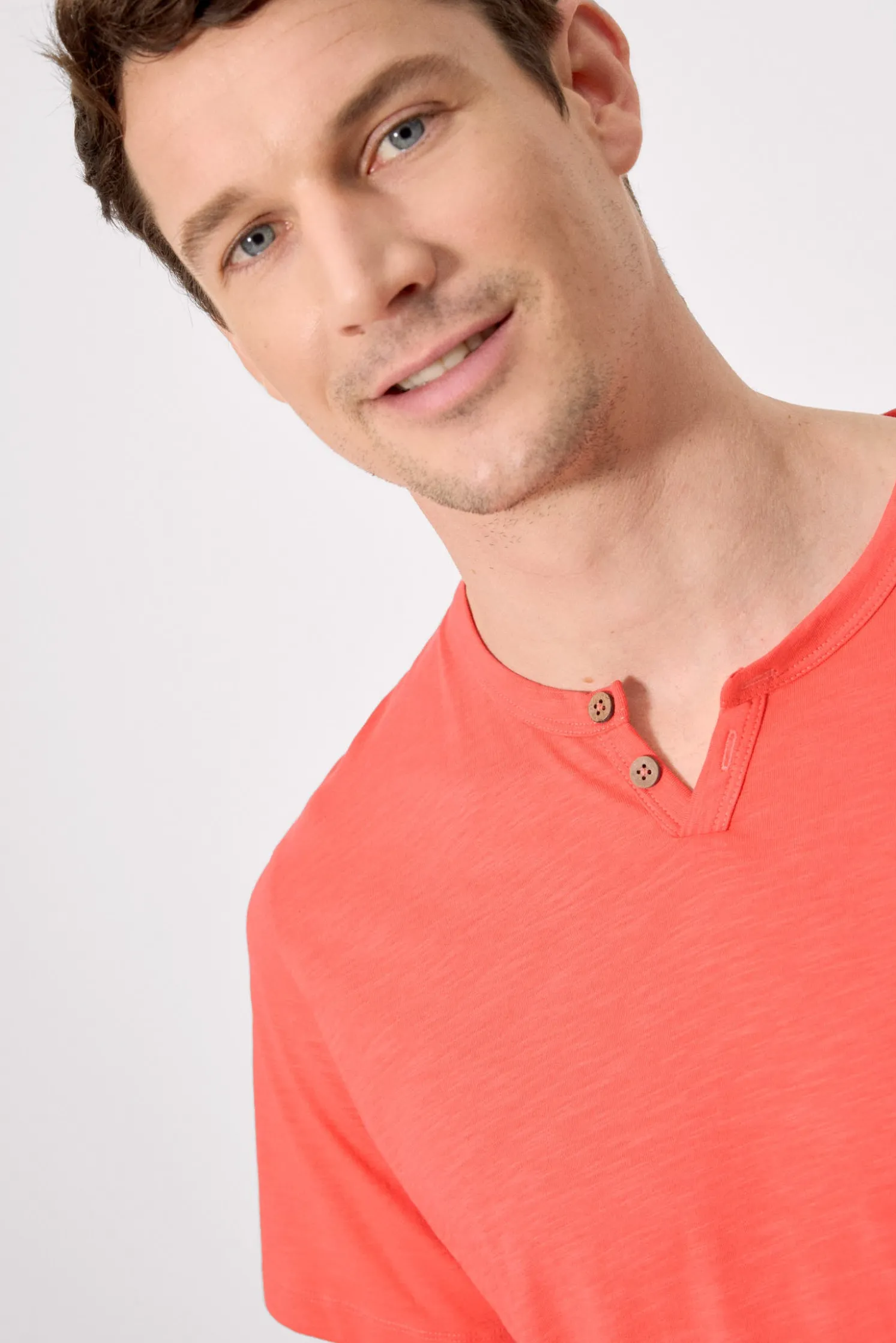 Camiseta manga corta básica cuello panadero coral