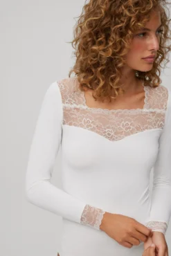 Camiseta manga larga encaje escote y puños marfil