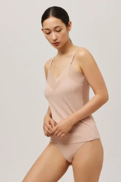 Camiseta tirantes escote de tul nude