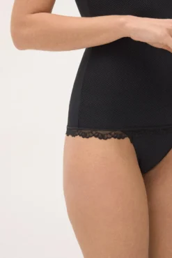 Camiseta tirantes interior escote con encaje negro