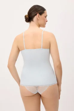 Camiseta tirantes interior escote con encaje azul