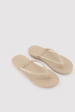 Chanclas tira brillante beige