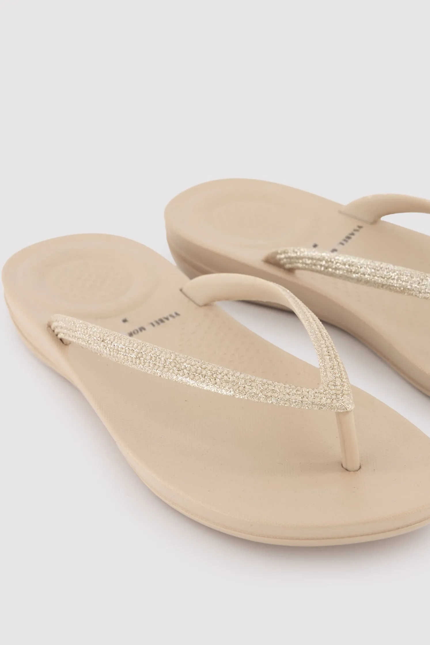 Chanclas tira brillante beige