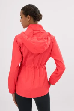 Chaqueta deportiva cortavientos con capucha y bolsillos coral