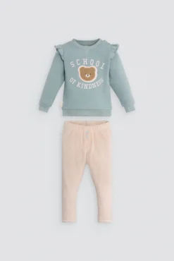 Conjunto bebé sudadera con volantes y pantalón detalle oso texturizado