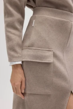 Falda midi cálida estilo cargo marrón