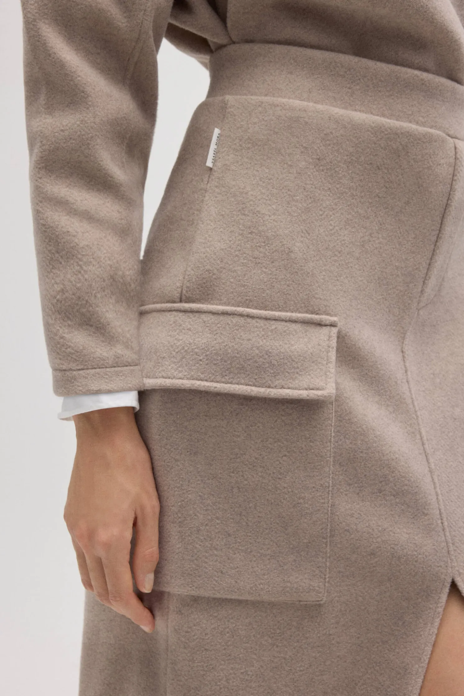 Falda midi cálida estilo cargo marrón