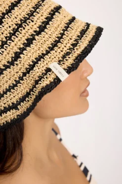 Gorro de rafia de rayas con borde moldeable