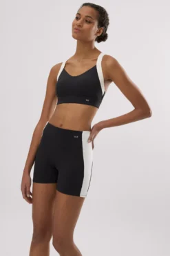 Leggings deportivos cortos efecto push-up negros con franja en contraste