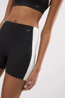 Leggings deportivos cortos efecto push-up negros con franja en contraste