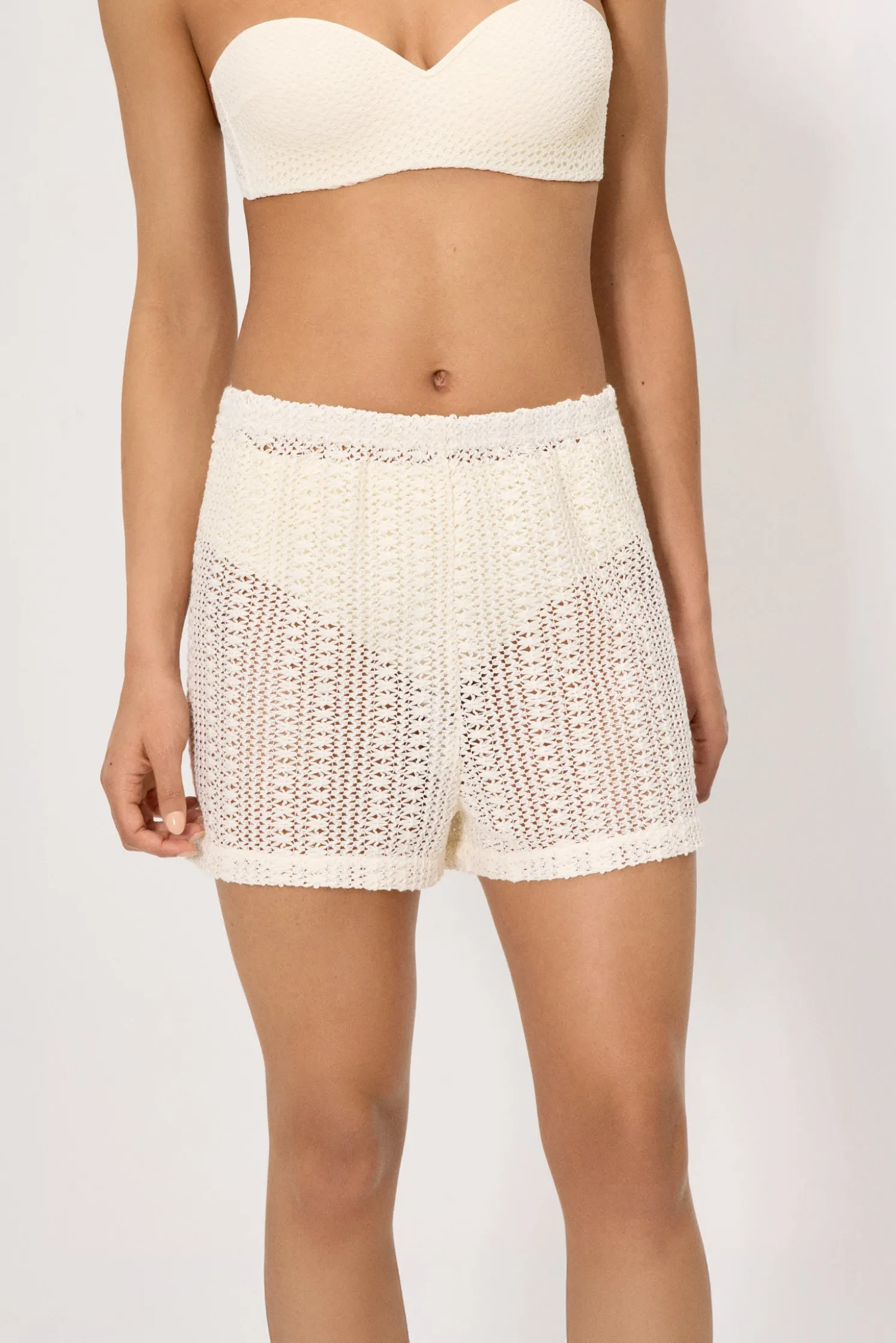Pantalón corto calado marfil