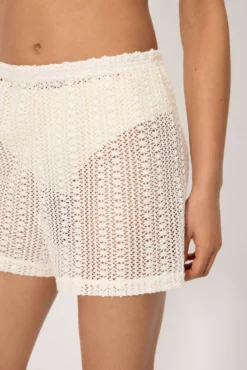 Pantalón corto calado marfil