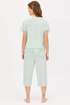 Pijama ligero camiseta manga corta y pantalón capri ancho verde