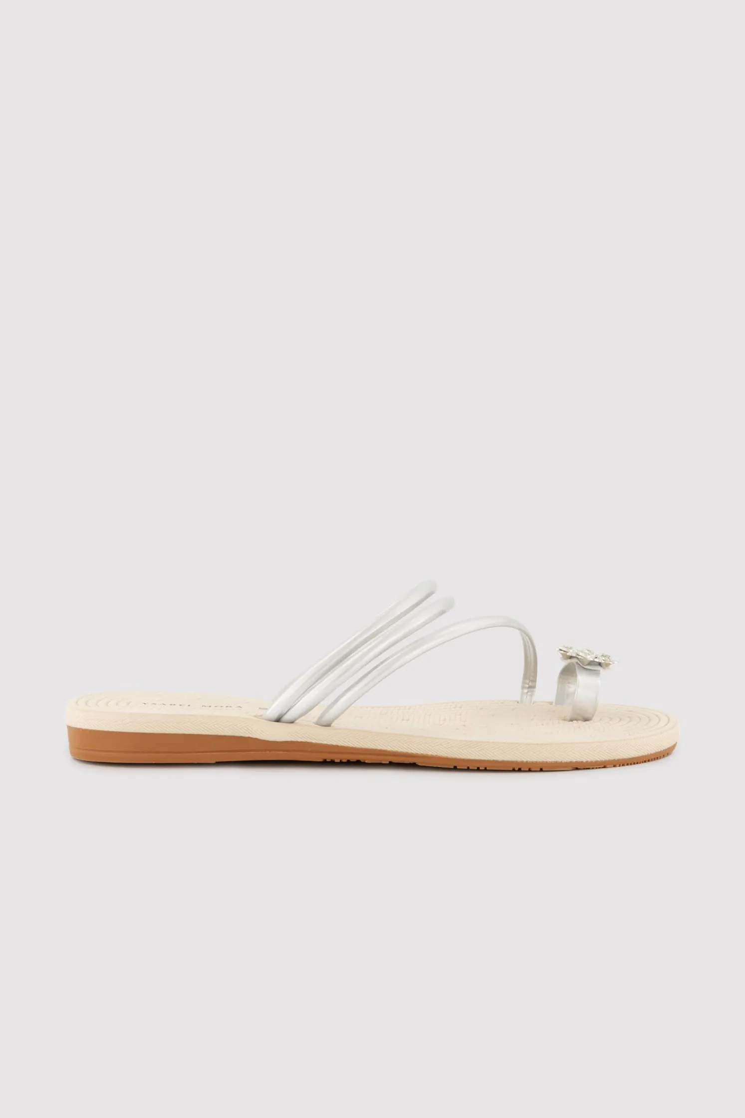 Sandalias plateadas detalle flor