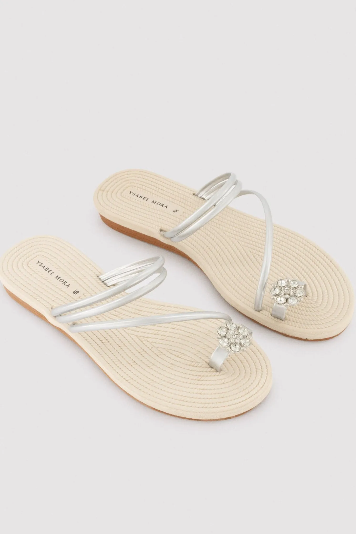 Sandalias plateadas detalle flor