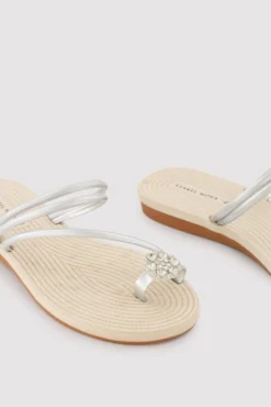 Sandalias plateadas detalle flor