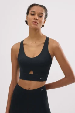 Sujetador deportivo compressive detalle abertura sujeción media negro