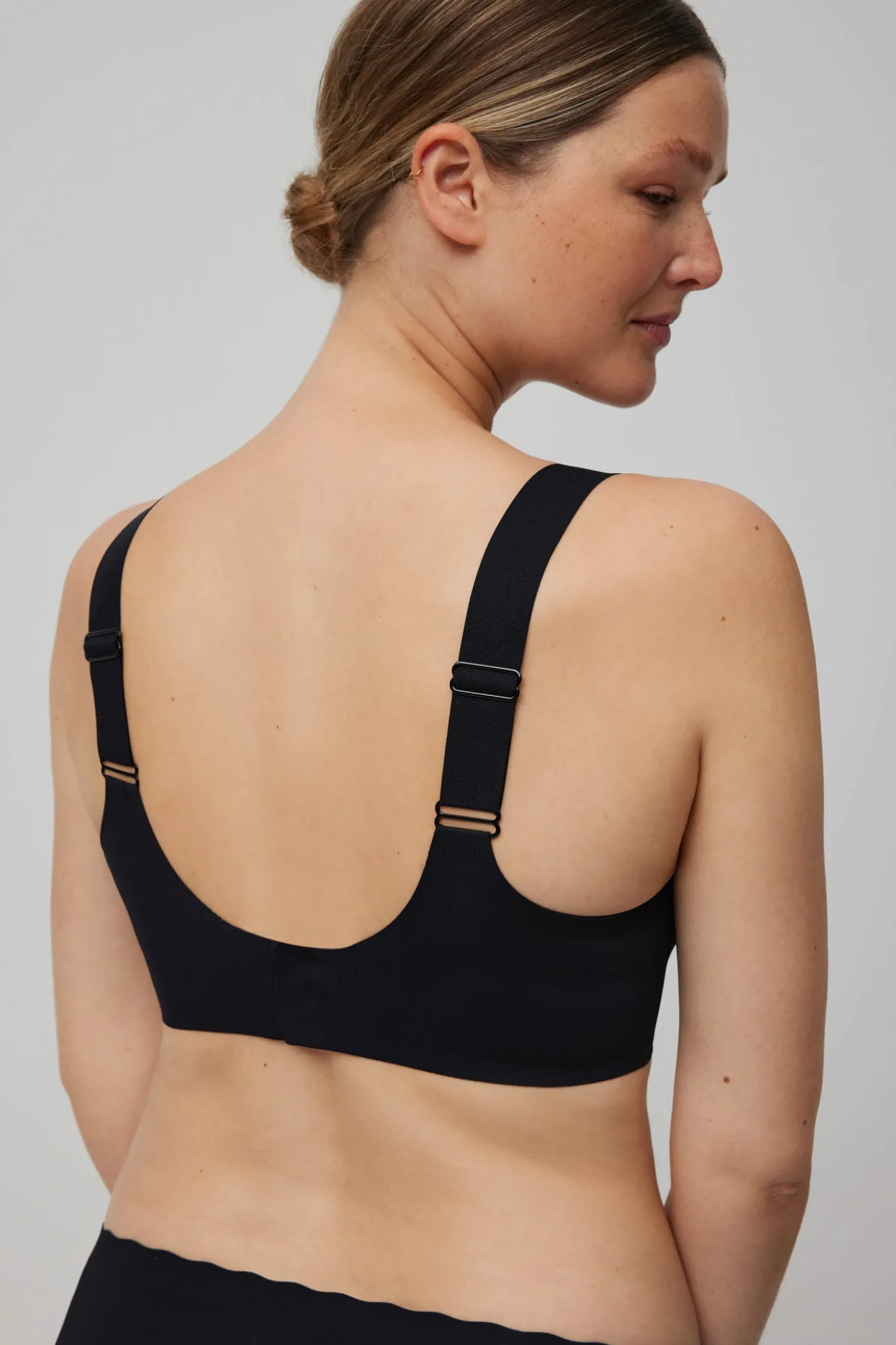 Sujetador sin aro con tirantes anchos y push-up ligero negro