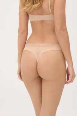 Tanga adapt encaje con acabados invisibles nude