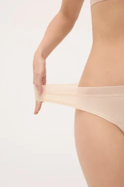Tanga adapt encaje con acabados invisibles nude