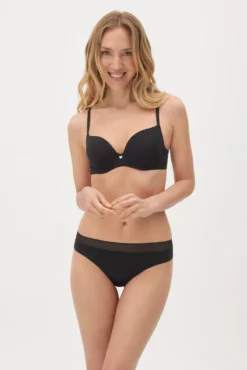 Tanga adapt encaje con acabados invisibles negro