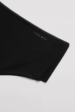 Tanga alto de control con acabados invisibles negro