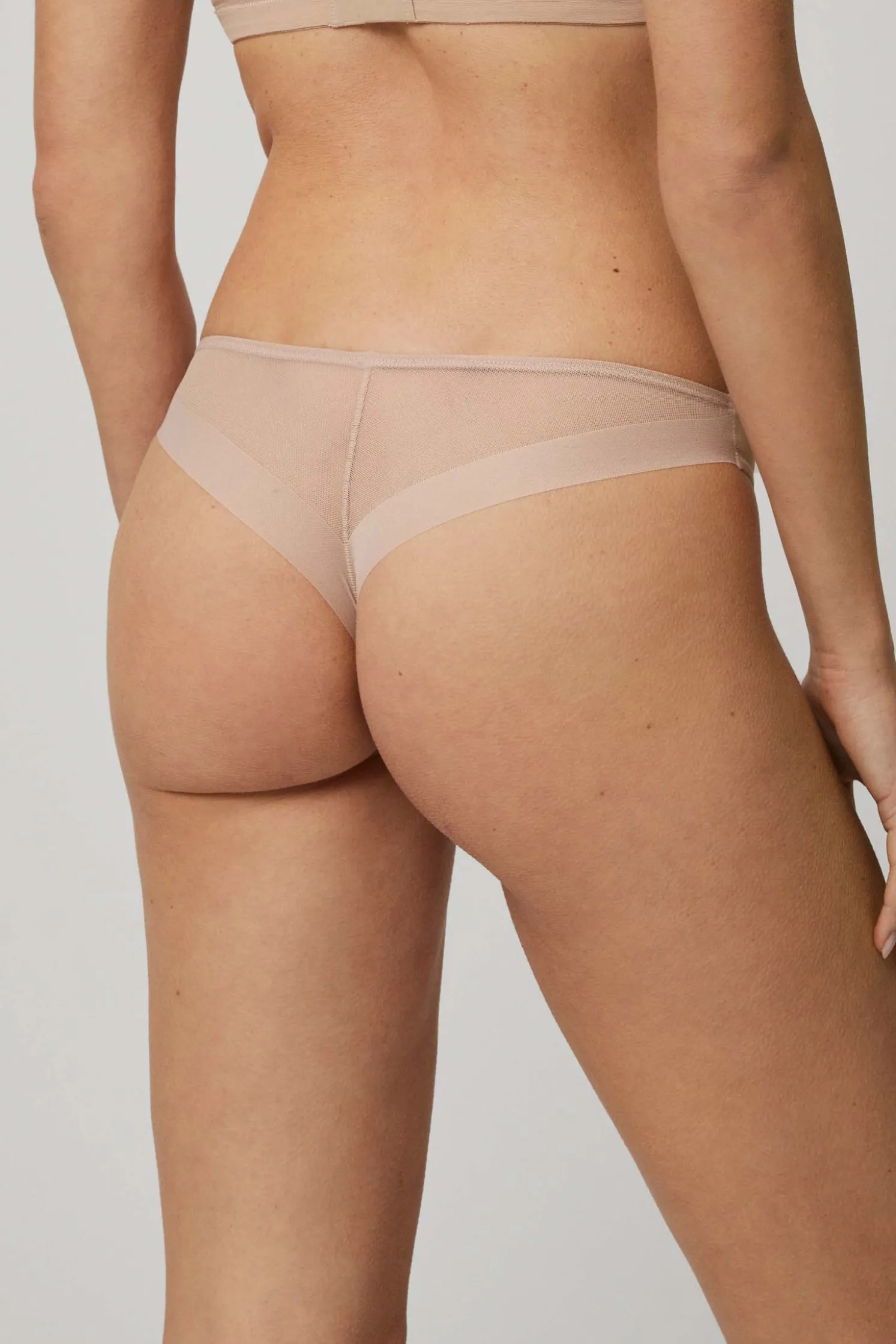 Tanga con detalles en tul nude