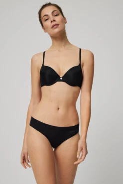 Tanga elástico Adapt con acabados invisibles negro