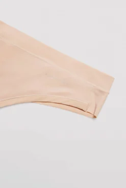 Tanga elástico Adapt con acabados invisibles nude