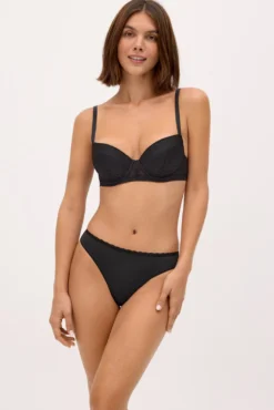 Tanga encaje negro