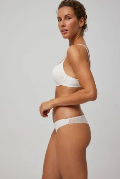 Tanga invisible con encaje marfil