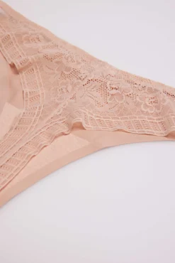 Tanga invisible con encaje nude