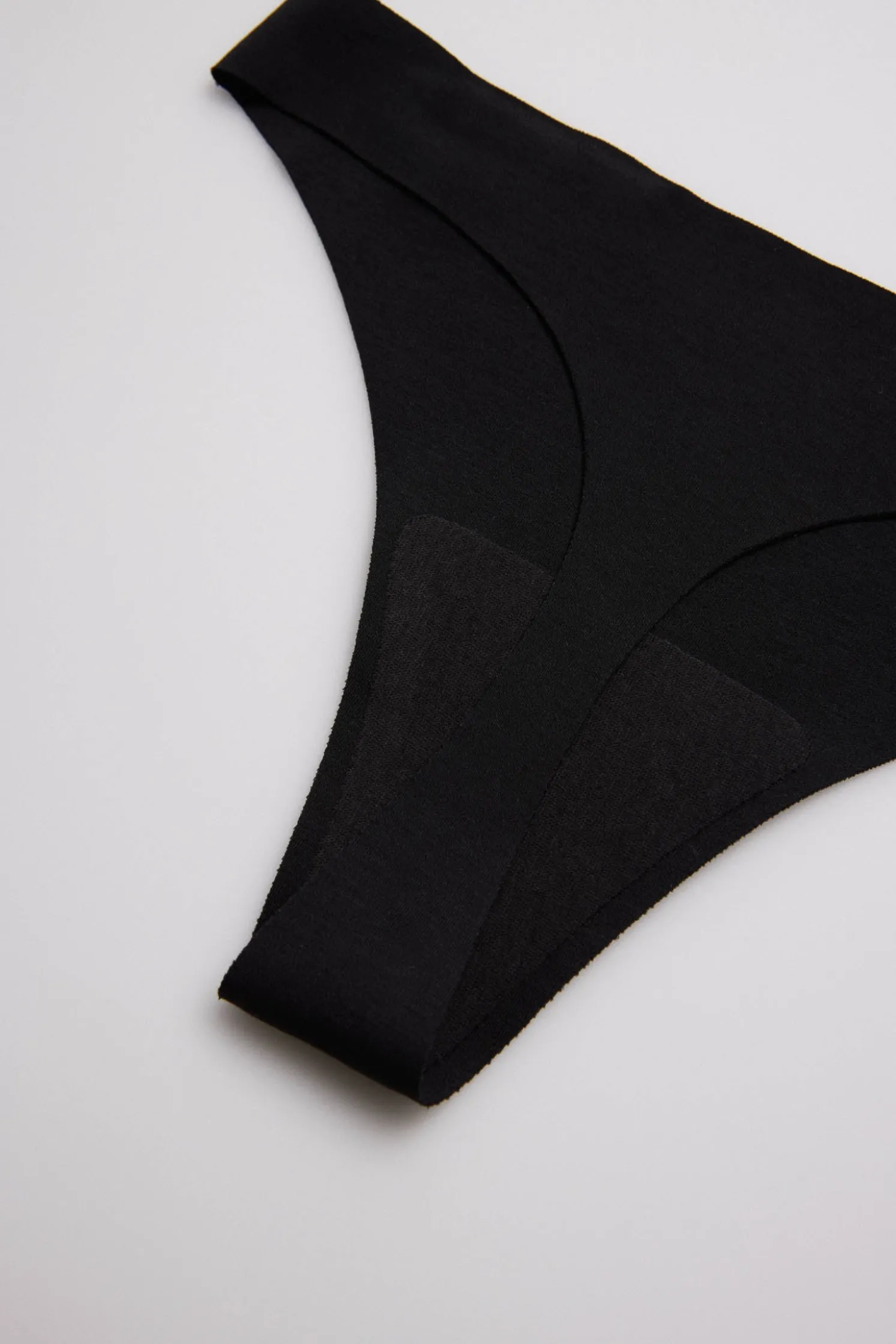 Tanga láser invisible negro