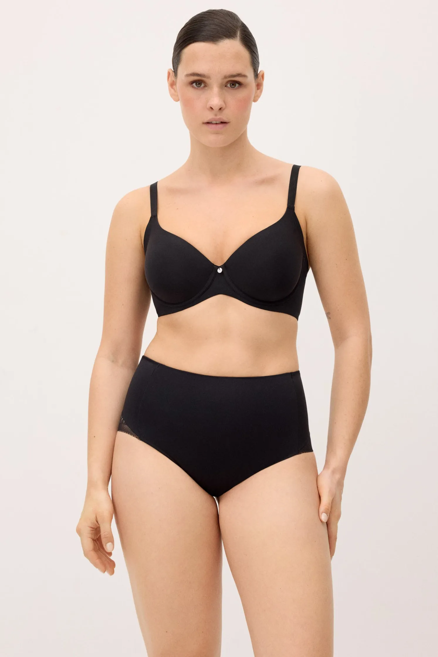 Tanga reductor compresión media encaje negro