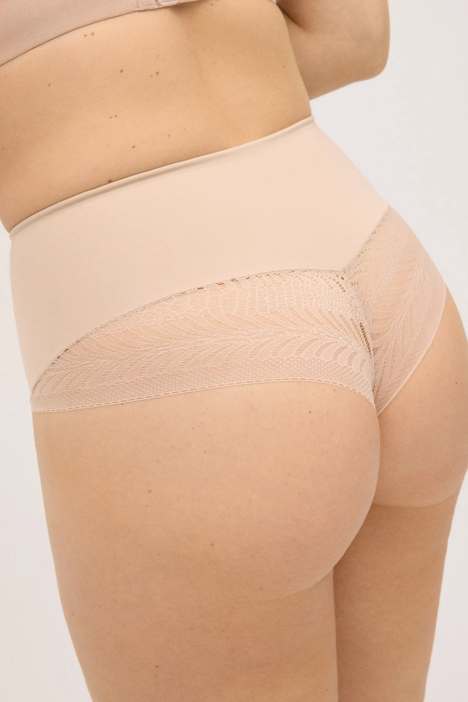 Tanga reductor compresión media encaje nude
