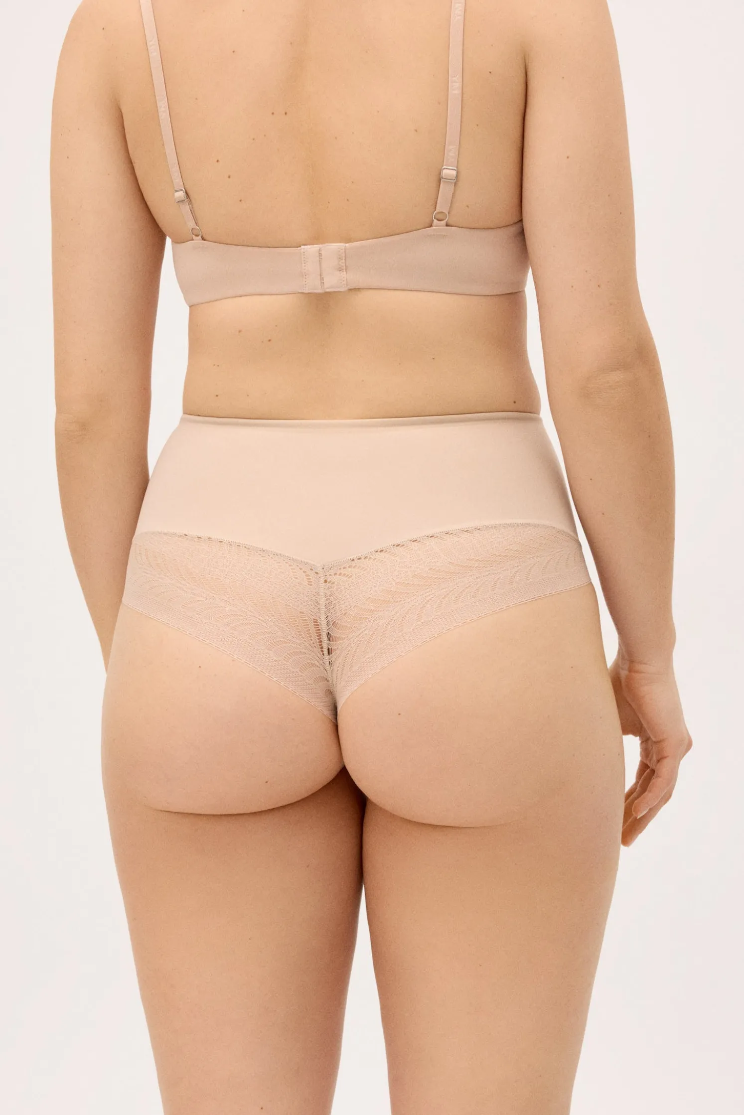 Tanga reductor compresión media encaje nude