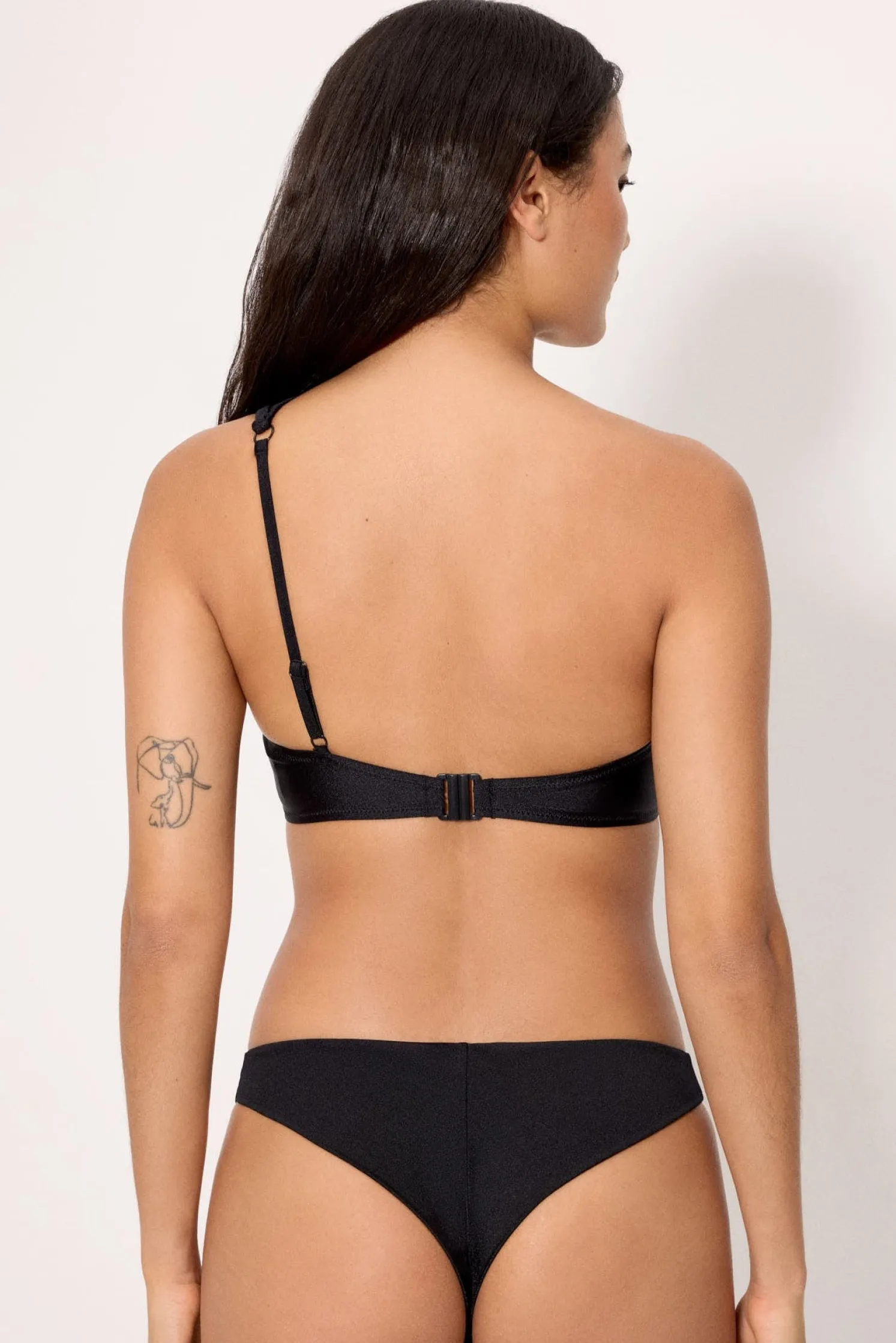 Top bikini asimétrico con brillo detalle flores negro