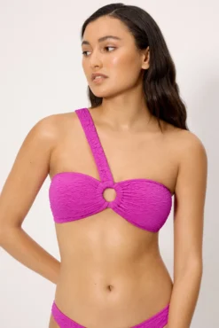 Top bikini asimétrico con textura lila copa B