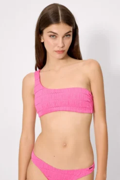 Top bikini asimétrico textura rosa copa B