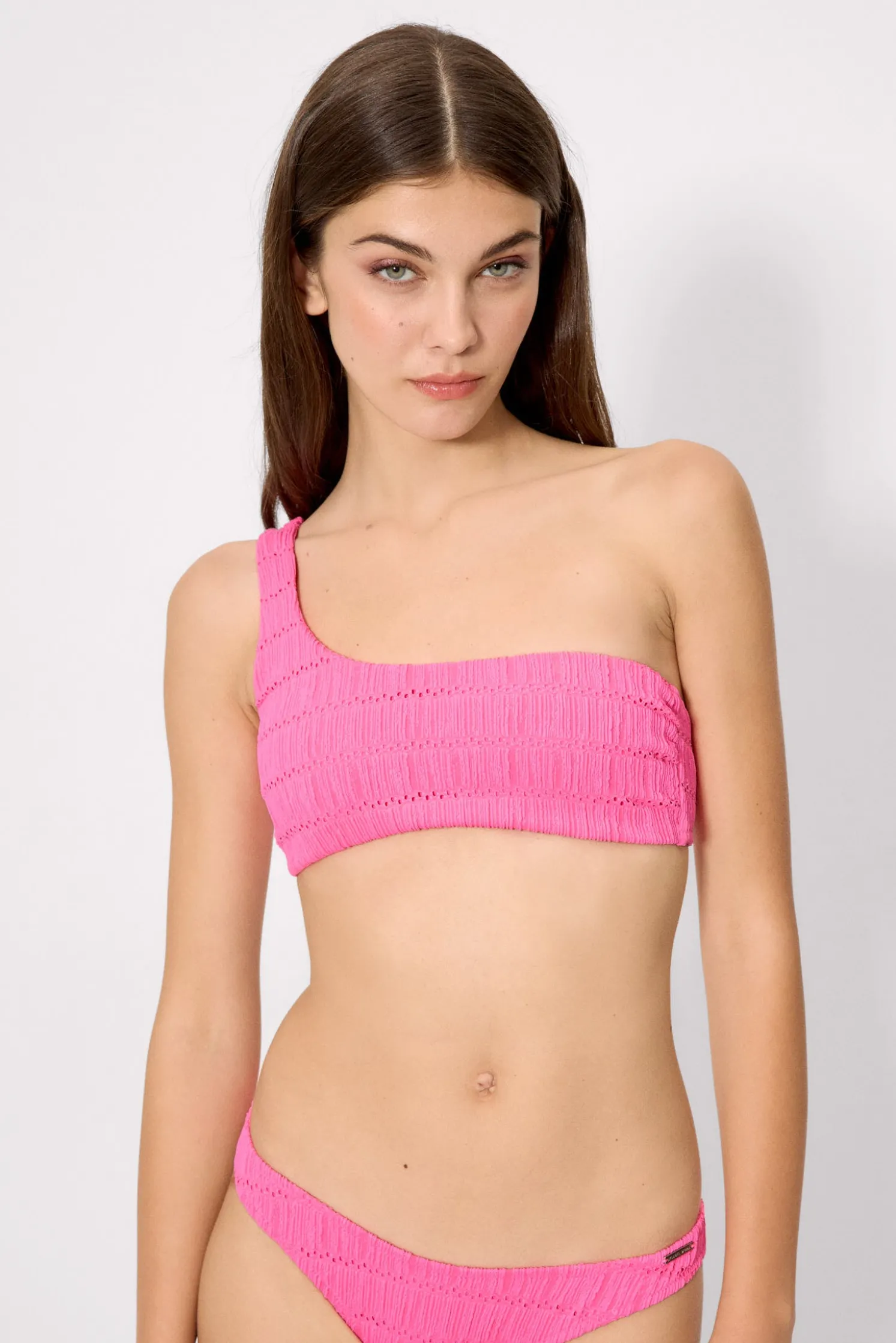 Top bikini asimétrico textura rosa copa B