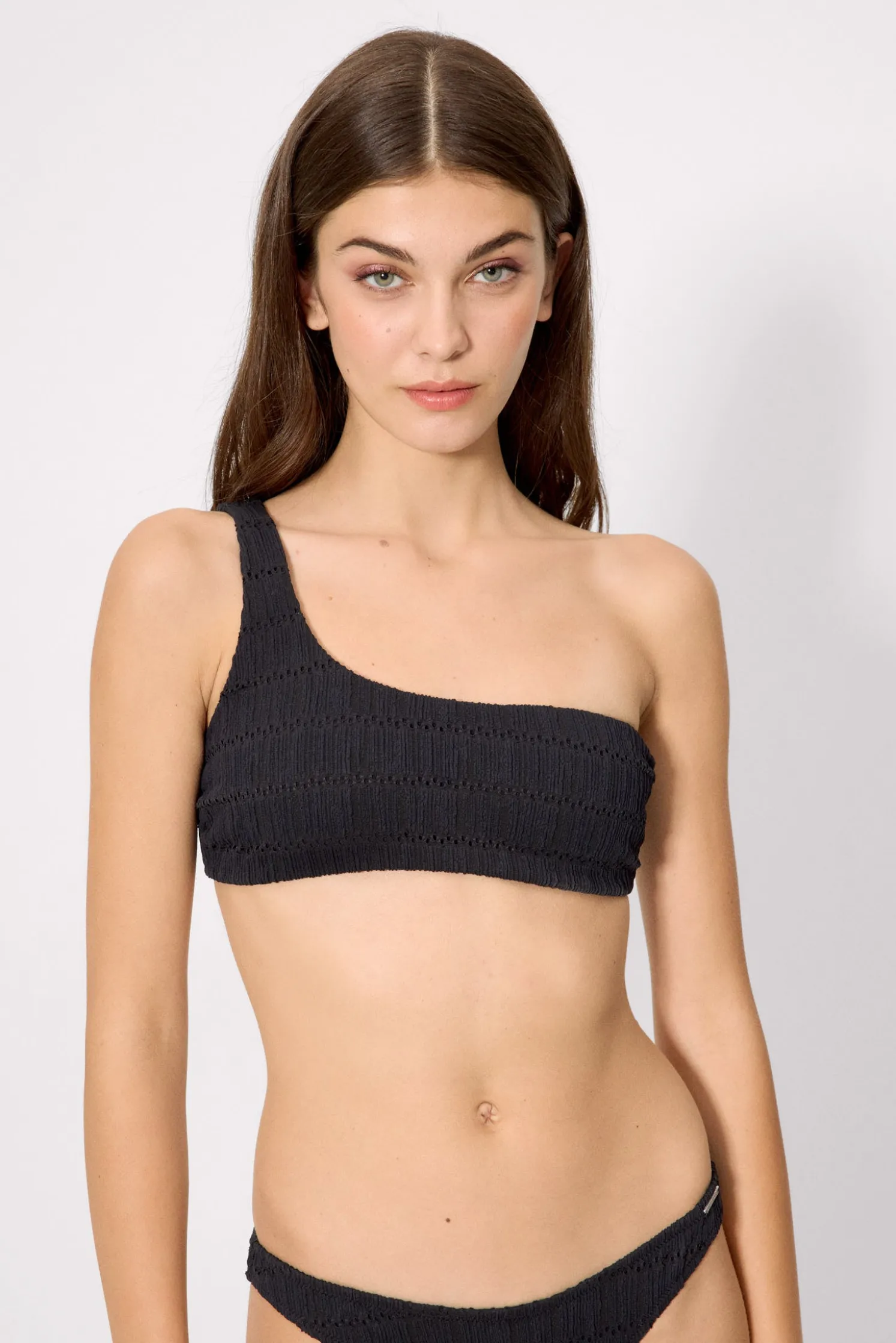 Top bikini asimétrico textura negro copa B