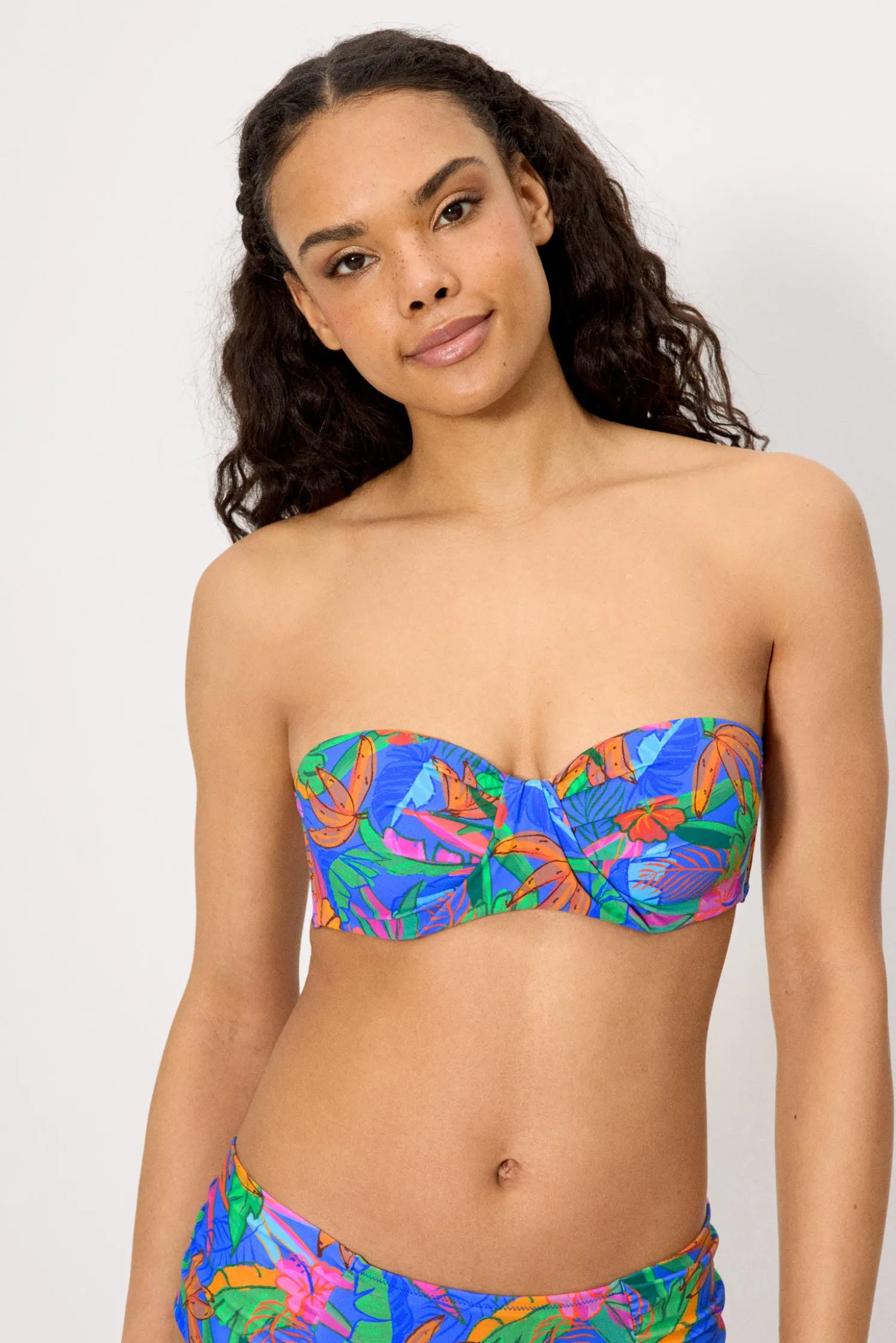 Top bikini bandeau estampado tropical copa C
