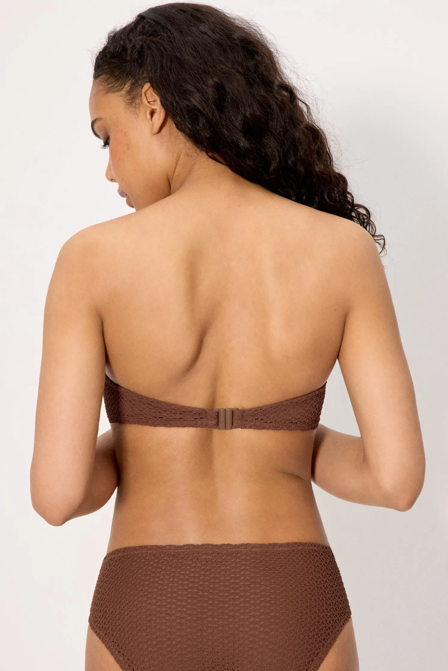 Top bikini bandeau tejido calado marrón copa C