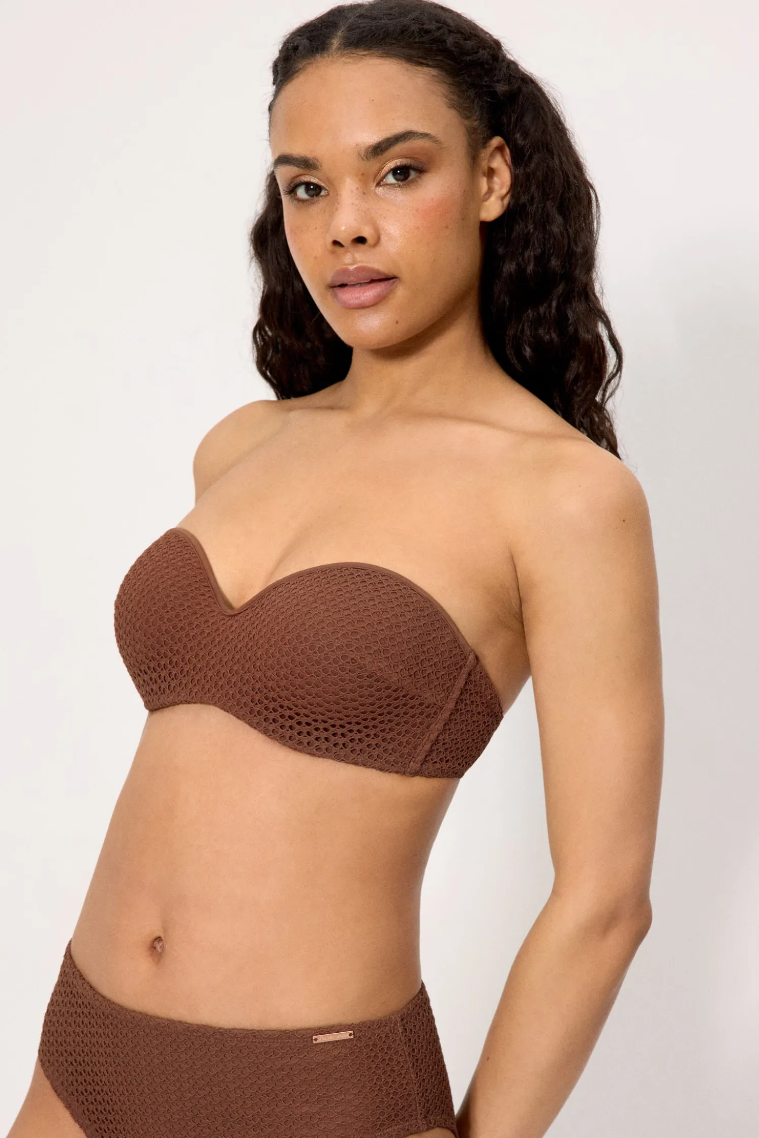 Top bikini bandeau tejido calado marrón copa C