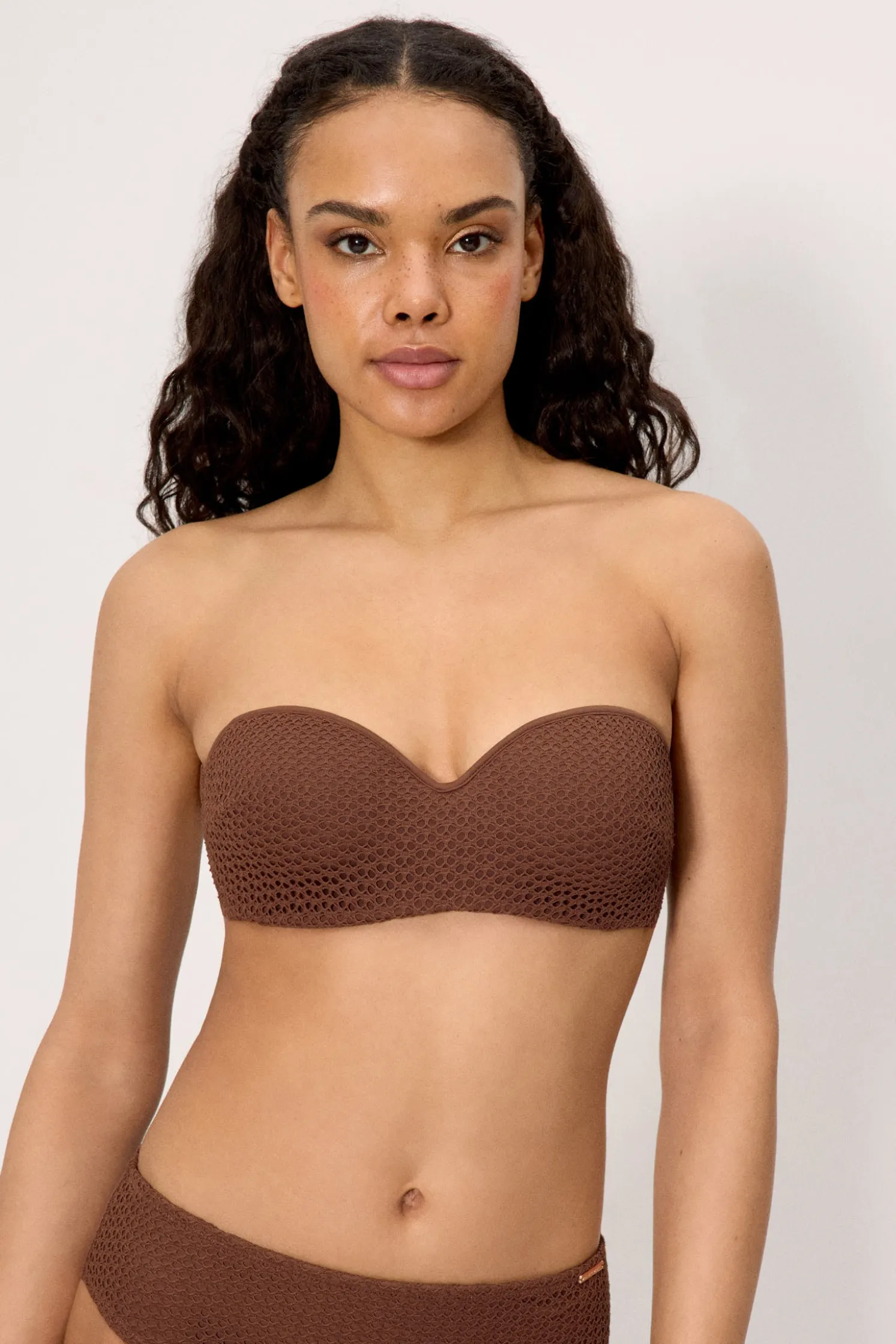 Top bikini bandeau tejido calado marrón copa C