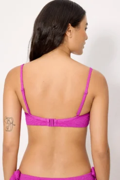 Top bikini con textura lila copa B