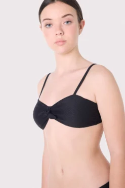 Top bikini juvenil texturizado con lazo y relleno extraíble