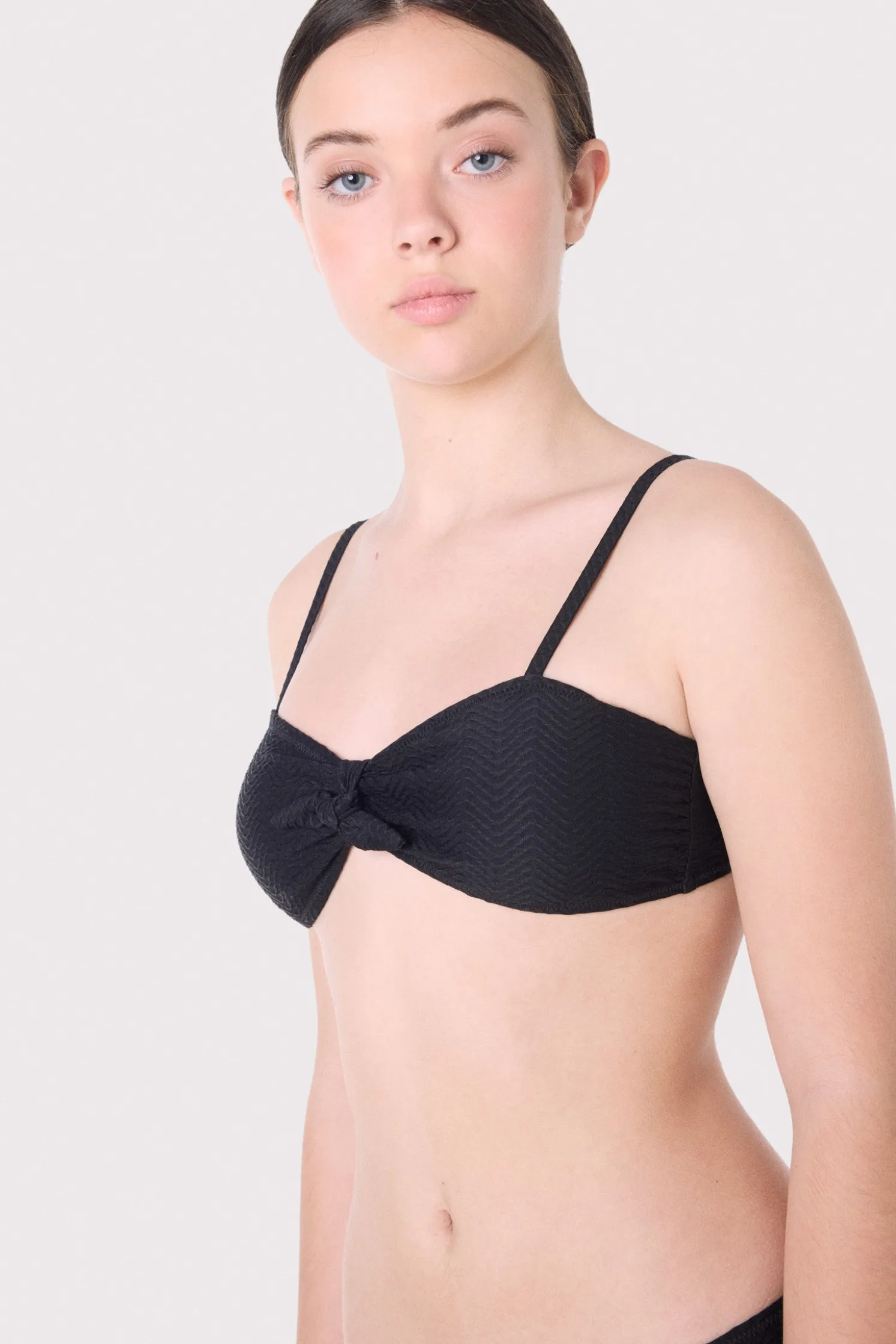 Top bikini juvenil texturizado con lazo y relleno extraíble