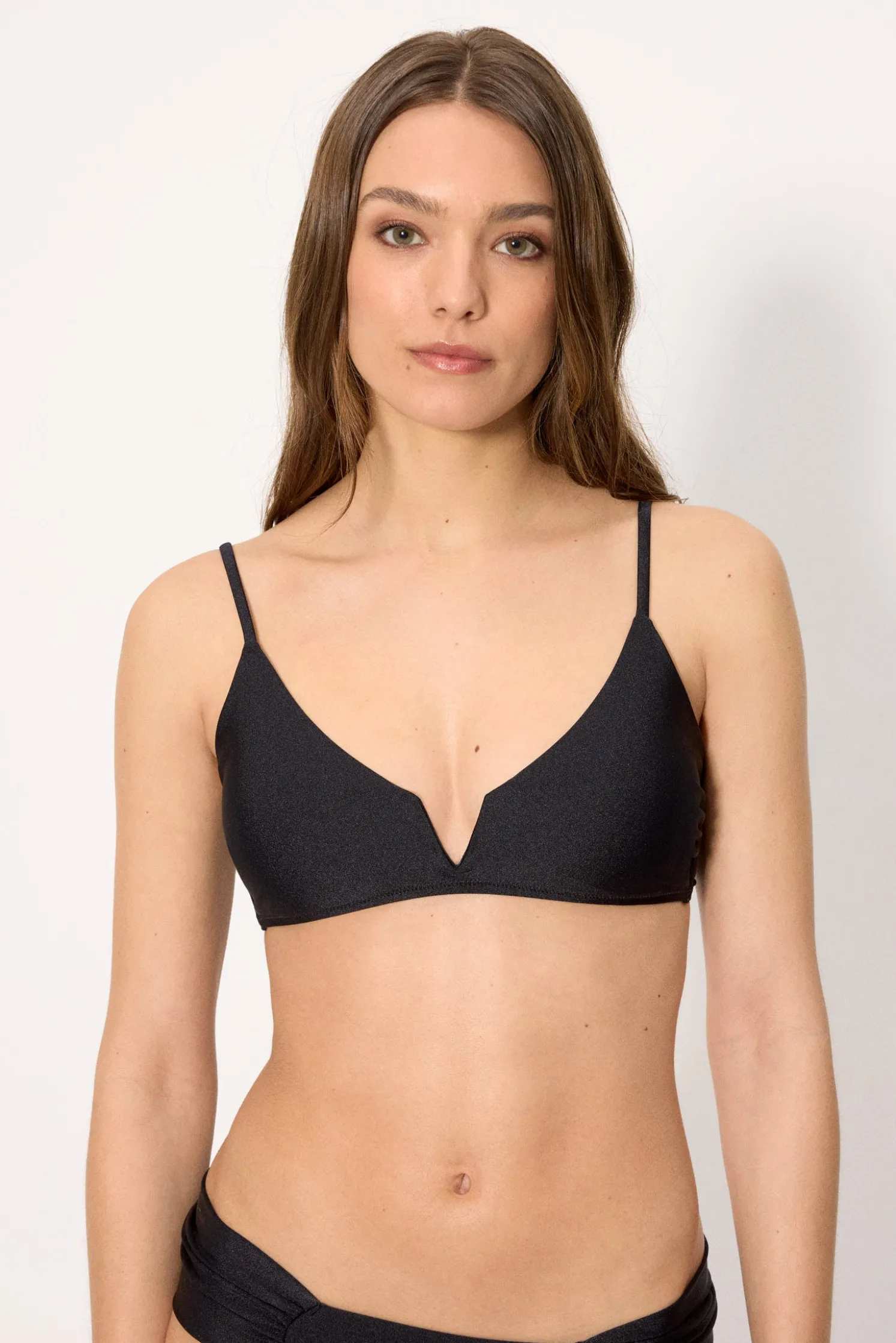 Top bikini triángulo con brillo negro copa B